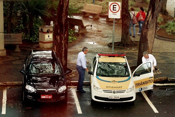 Sérgio Buranelli, chefe do Trânsito de Franca, deixa vaga de táxi onde estacionou carro oficial